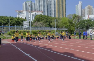 學生於跑道上全力以赴，投入競賽。