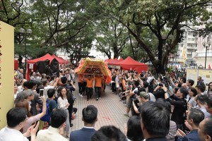 「油麻地天后誕」備有難得一見的「花炮衝神儀式」，以近4米高的巨型花炮慶賀天后娘娘的誕辰。