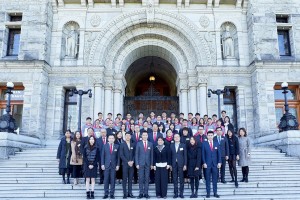 東華三院主席兼名譽校監王賢誌先生（前排左四）帶領一眾學生大使與卑詩省議會屈潔冰議員（前排左五）會面，了解當地的立法制度，以及香港人在溫哥華發展所遇到的挑戰和機遇。