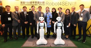 主禮嘉賓滙豐集團總經理兼亞太區財務總監顏傑慧女士(中)與Robot4SEN計劃督導委員會各合作單位合照：東華三院群芳啟智學校、香港特殊學校議會、香港教育大學特殊學習需要與融合教育中心、高峰進修學院。