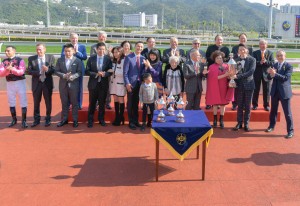 圖二為東華三院主席王賢誌先生（前排右二）頒發「東華三院挑戰盃」，並與勝出馬匹「美麗滿載」的馬主、練馬師及騎師合照。