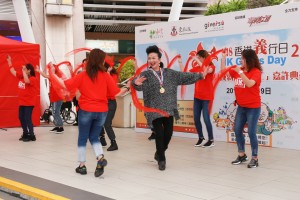 榮獲「終身成就長者義工榮譽大獎」的薛家燕小姐與在場的市民一起跳十字步舞，並一同高呼活動口號「區區義事、全城護老、點少得您！」，鼓勵大家一同行義。