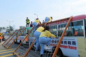 圖四及圖五為各Crazy Runners為爭奪皇者寶座，都衝勁十足的越過重重障礙，爭先向終點出發。