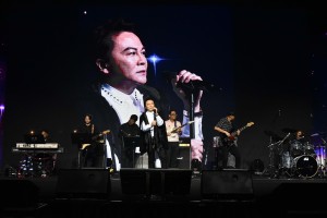 圖六為東華三院顧問及歷屆主席組成慈善Band，為現場觀眾傾力表演，搏得現場不少掌聲。