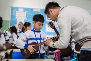 圖二為東華三院水泉澳小學為學生提供良好的學習環境，培育多方面潛能。