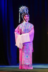 圖五為東華三院副主席鄧明慧女士再次踏台板作慈善演出嘉賓，於《佳偶天成》中演出。