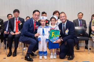 圖2為東華三院呂馮鳳紀念幼稚園學生代表在東華三院主席兼校監蔡榮星博士（左一）陪同下，致送紀念品予東華三院顧問暨丙子年主席呂禮章太平紳士（右一）。