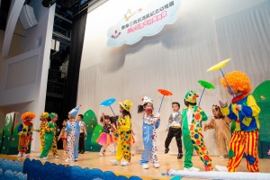 圖4-5為東華三院呂馮鳳紀念幼稚園學生於校慶典禮上表演，慶祝該校35周年校慶。