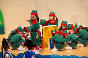 圖4-5為東華三院呂馮鳳紀念幼稚園學生於校慶典禮上表演，慶祝該校35周年校慶。