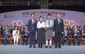 圖一：東華三院主席兼名譽校監蔡榮星博士(左一)陪同主禮嘉賓香港教育大學校長張仁良教授BBS太平紳士(右一)頒發畢業證書予畢業學生代表。