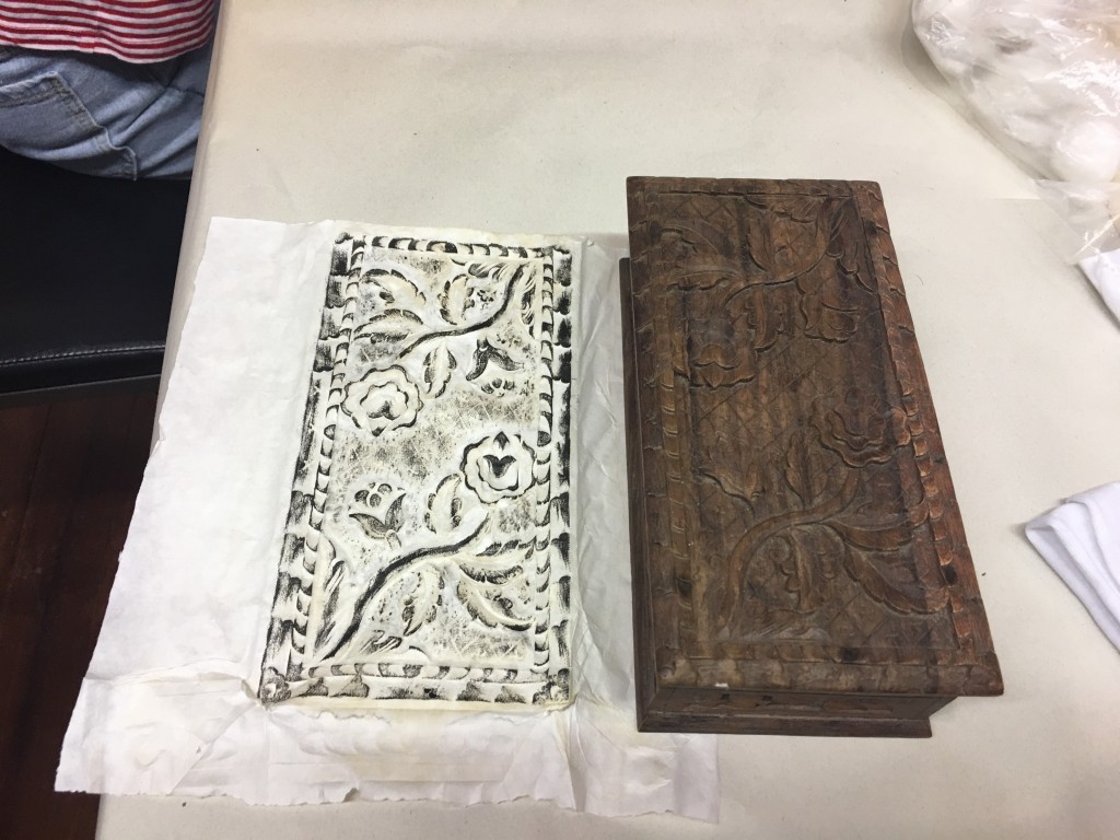 為木盒進行拓印