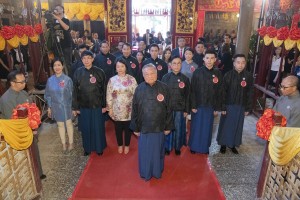  東華三院甲辰年主席何世柱大紫荊勳賢GBS太平紳士(前排)主祭，應屆東華三院主席蔡榮星博士暨全體董事局成員陪祭。