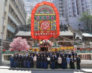 東華三院董事局成員及嘉賓於東華三院文武廟前合照