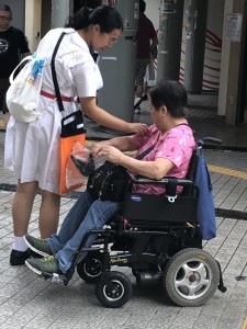 圖三及四：東華三院學生賣旗義工積極向市民募捐，宣揚關愛助人的精神。