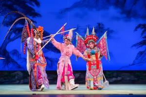 圖三及圖四為福陞粵劇團台柱汪明荃女士及羅家英先生的精湛演出，獲全場觀眾報以熱烈掌聲。