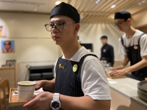 iBakery灣仔新店秉承不同能力同一熱愛的理念，聘用了多名殘疾僱員在不同崗位上為客人提供服務。