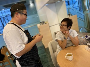 iBakery灣仔新店秉承不同能力同一熱愛的理念，聘用了多名殘疾僱員在不同崗位上為客人提供服務。