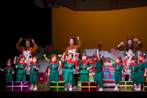 圖3-4為東華三院洪王家琪幼稚園學生於校慶典禮上表演，慶祝該校35周年校慶。