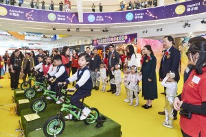 圖2：一眾學生即場示範操作四部發電單車，教職員並向嘉賓介紹發電單車的科學原理，及東華三院的幼兒教育服務。