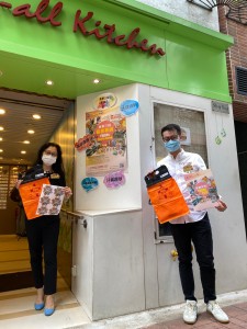 圖二至九為東華三院董事局成員及行政總監到屬下各服務單位跟同事打氣，並與他們合照。