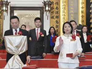 圖一： 東華三院庚子年董事局主席文頴怡小姐（前排右）聯同其他董事局成員宣誓就職。