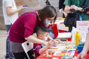 圖三至八為大館搖身一變成為「東華村」，連串豐富的節目讓參與市民盡興而歸。