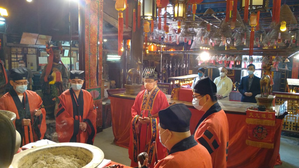 圖1︰青松觀道長為「文昌啟智禮」主持功德科儀，燃點「文昌四寶燈」及開啟「青雲路」。