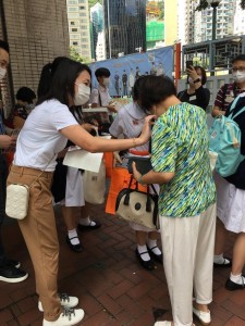 圖六至十五為東華三院董事局各成員為賣旗義工學生打氣，並與同學合照。