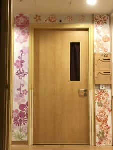 於花墟走廊內，多位長者親自以和諧粉彩裝飾門框，除美觀外，亦讓長者更容易辨識自己的房間和方向。