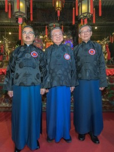 今屆秋祭典禮邀得東華三院甲辰年主席何世柱大紫荊勳賢GBS太平紳士（中）主祭，並由東華三院辛巳年主席周振基教授GBS太平紳士（左）擔任頌祝者，而東華三院戊辰年主席余嘯天BBS太平紳士（右）則出任贊禮者。