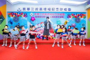 圖四為香港男歌手及演員吳業坤先生以校友身份親自到場致賀，於典禮中與學生一起高歌，祝賀母校40周年校慶。