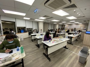 圖五及六︰東華三院於2月10日開始，協助政府為24小時運作的「居家抗疫熱線」於非辦公時間及假日接聽來電。