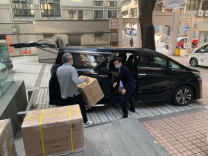 圖六為熱心團體派出車隊協助分發快速測試劑予東華三院服務單位。