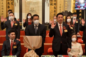圖一：東華三院壬寅年董事局主席馬清揚先生（第一排右二）聯同其他董事局成員宣誓就職。