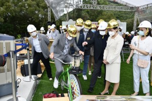 圖三：香港特別行政區行政長官林鄭月娥女士，大紫荊勳賢，GBS（前排右二）了解東華三院「環保村」的項目目標及詳情。