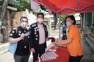 圖五為馬清揚主席（左二）及行政總監蘇祐安（左一）探訪不同服務單位的賣旗義工，並以電子支付方式捐款買旗。