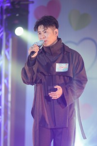 圖五至圖九為「愛心之星」許廷鏗先生、「愛心大使」COLLAR、泳兒小姐、馮允謙先生及趙祥誠先生以視像形式傾力獻唱，以歌傳愛，呼籲嘉賓踴躍支持計劃。