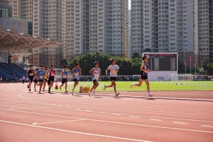 圖四為運動健兒們在比賽場上挑戰自我。