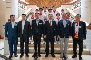 圖一為東華三院主席兼名譽校監馬清揚先生（前排左三）與董事局成員帶領一眾學生大使參訪新加坡，並與中國駐新加坡大使館教育參贊康凱先生(前排右三)及代表會面。