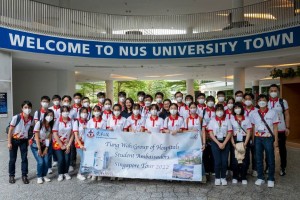 圖六為學生大使於新加坡國立大學校園參觀。