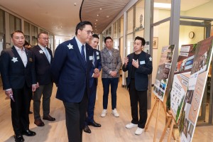 嘉賓參觀東華三院青少年全人成長中心內的年輕企業家共享工作間。