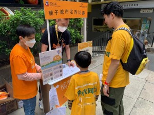 200位義工於15個分佈在港島區鬧市各處的街站與市民宣傳「關愛同行」的訊息。