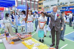 圖九至圖十一為一眾董事局成員到訪學校課室及操場，體驗學生們設計及經營的攤位，與學生打成一遍。