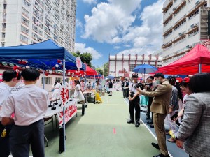 圖九至圖十一為一眾董事局成員到訪學校課室及操場，體驗學生們設計及經營的攤位，與學生打成一遍。