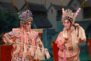 圖三及圖四為鳴芝聲劇團兩位台柱蓋鳴暉小姐及吳美英小姐於《龍鳳爭掛帥》中演出。