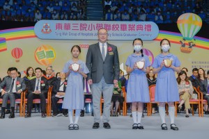 圖二為東華三院學務委員會主任委員曾慶業副主席(左二)頒發課外活動奬予得獎同學。