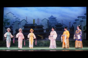 圖五為東華三院總理張業維先生（右三）、麥菁芮女士（左一）、馬嘉達先生（右二）、鄭婉玉小姐（左三）、譚卓宜小姐（左二）及陳文鉅先生（右一）初次踏台板，粉墨登場慈善演出《龍鳳爭掛帥》。