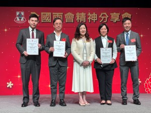 圖二：東華三院邀得全國人大代表暨東華三院庚子年主席文穎怡BBS（右二），全國政協委員暨東華三院己亥年主席蔡榮星博士BBS（左二），全國政協委員、香港重慶總會主席馬浩文博士BBS（右一）作分享，並由新界社團聯會理事長、北區區議員暨東華三院辛丑年主席譚鎮國BBS（左一）擔任嘉賓主持由東華三院主席鄧明慧女士（中）致送感謝狀予各嘉賓。