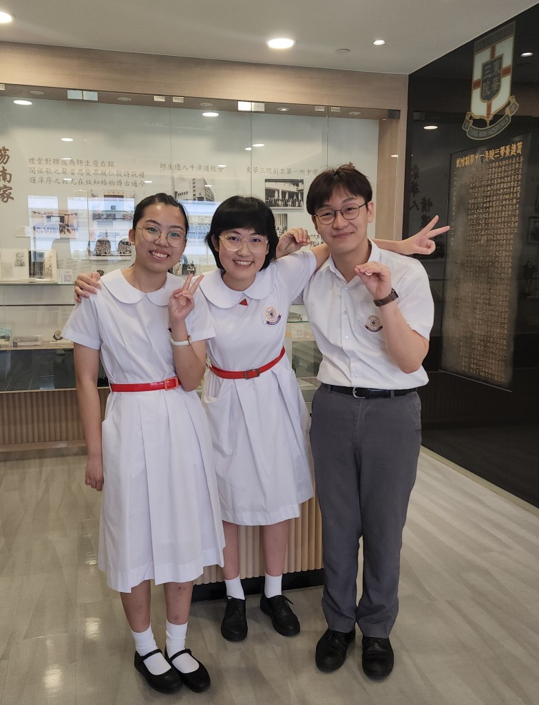 圖三為東華三院三位考獲DSE佳績的同學─梁縈牽同學(左)、徐藝瑞同學(中)及孫啓畯同學(右) 感謝學校提供不同的活動，助他們開拓視野，激發潛力。