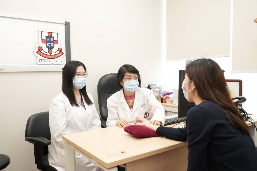 圖四為資深顧問中醫師指導年輕中醫師，促進專業知識的傳承與發展。